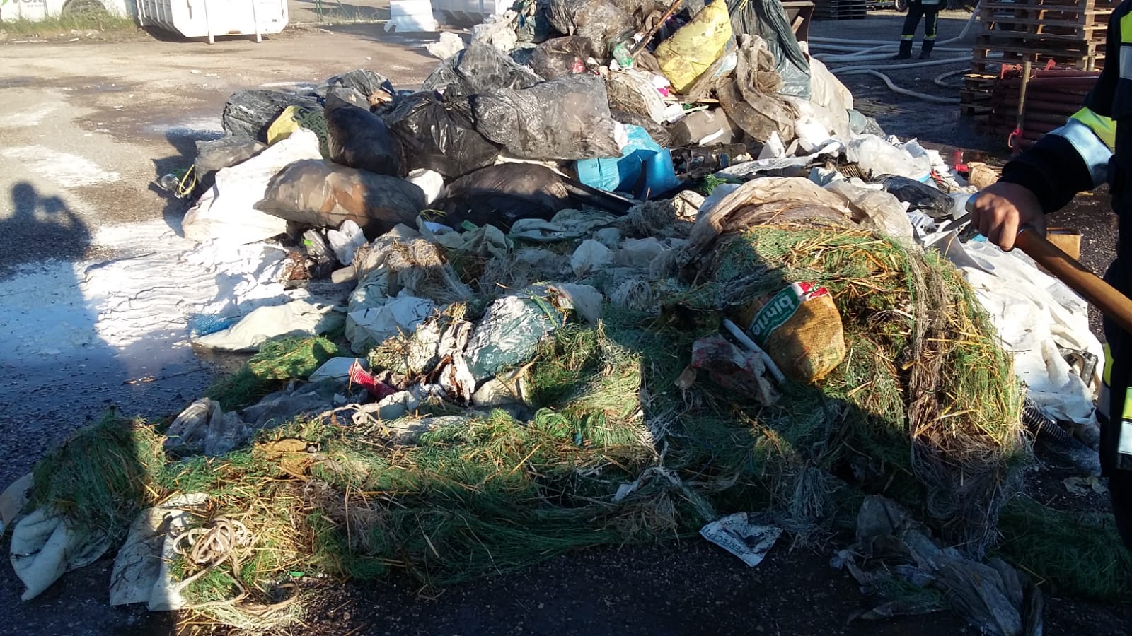 Nachlöscharbeiten Müllbehälterbrand