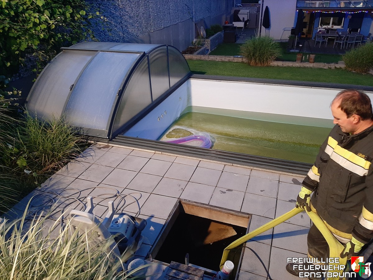 Auspumparbeiten an einem defekten Swimmingpool