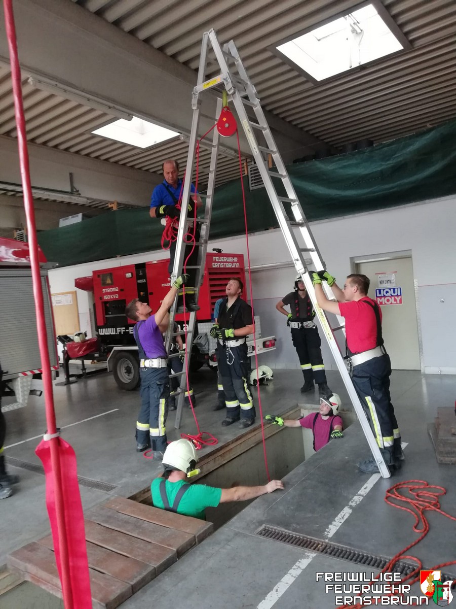 Übung Menschenrettung aus Höhen und Tiefen