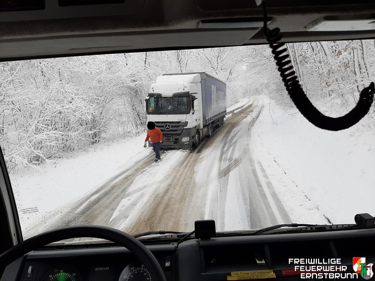 Zweifache LKW-Bergung im Galgenwald