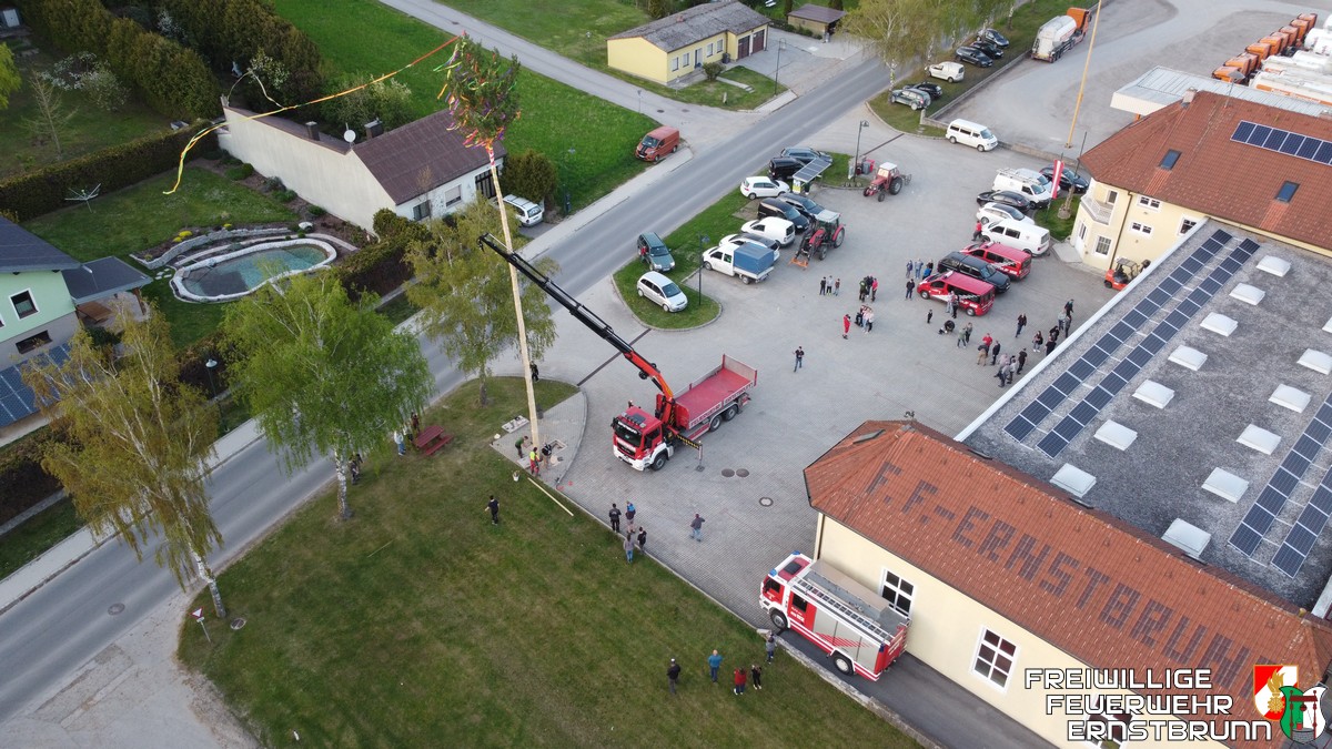 Maibaumaufstellen und FF-Baby