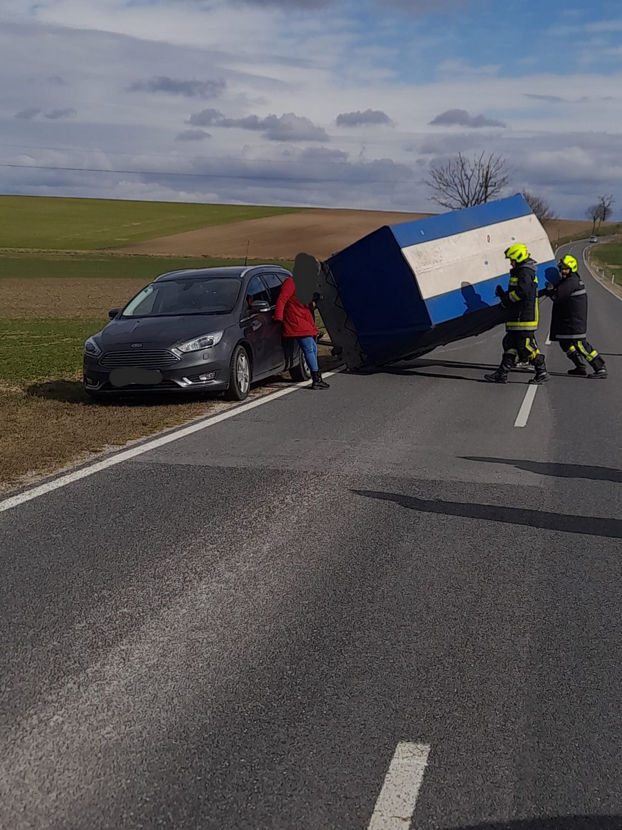 PKW-Anhänger umgekippt
