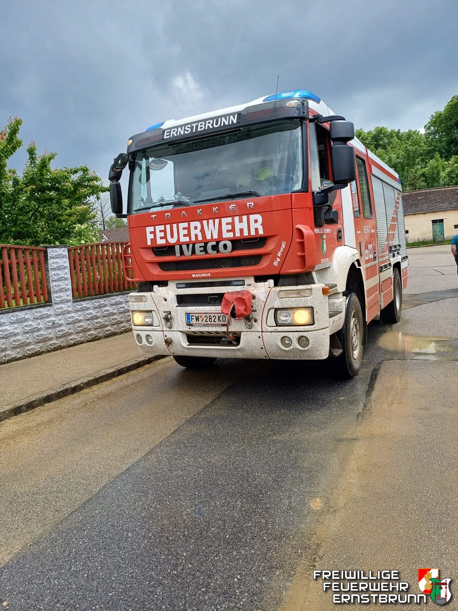 Verschmutzte Straße nach Unwetter