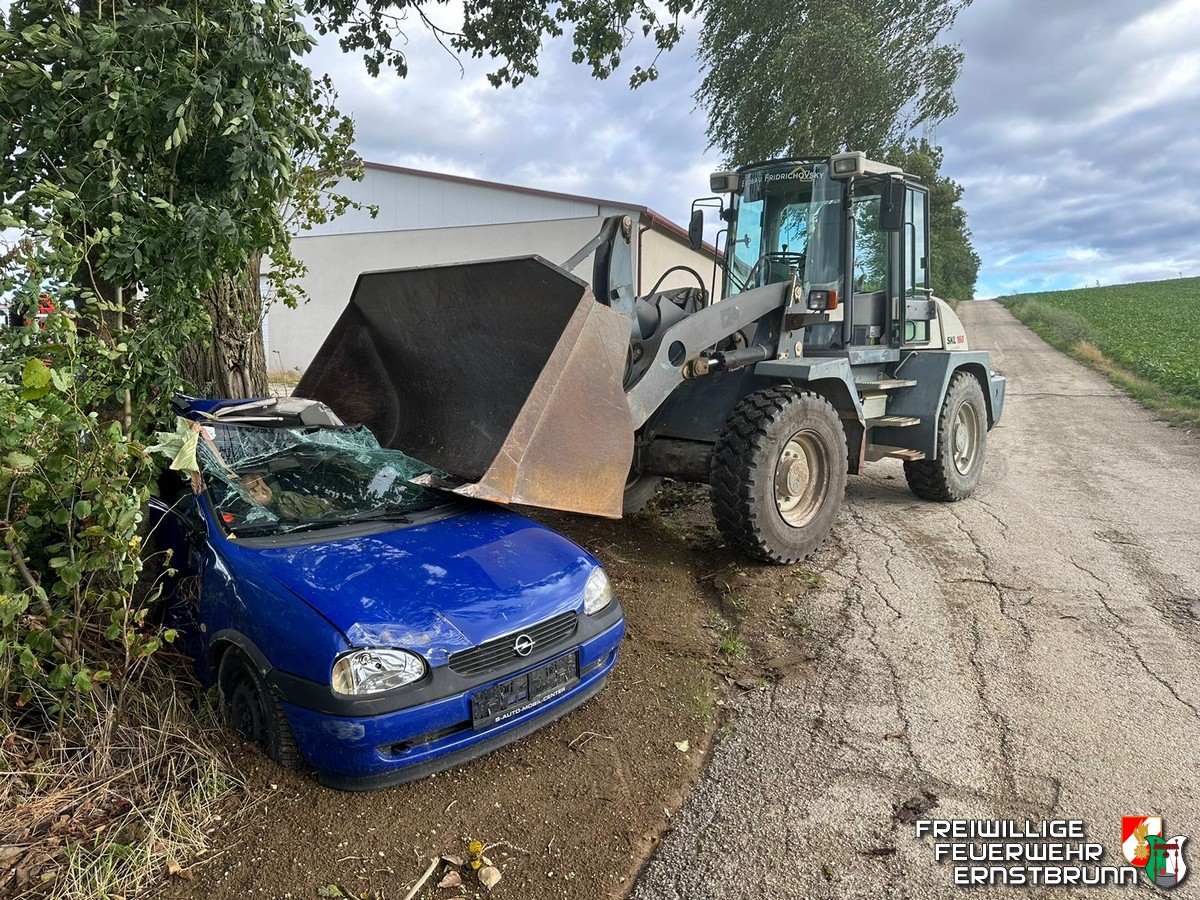 Übung Baumaschine gegen PKW