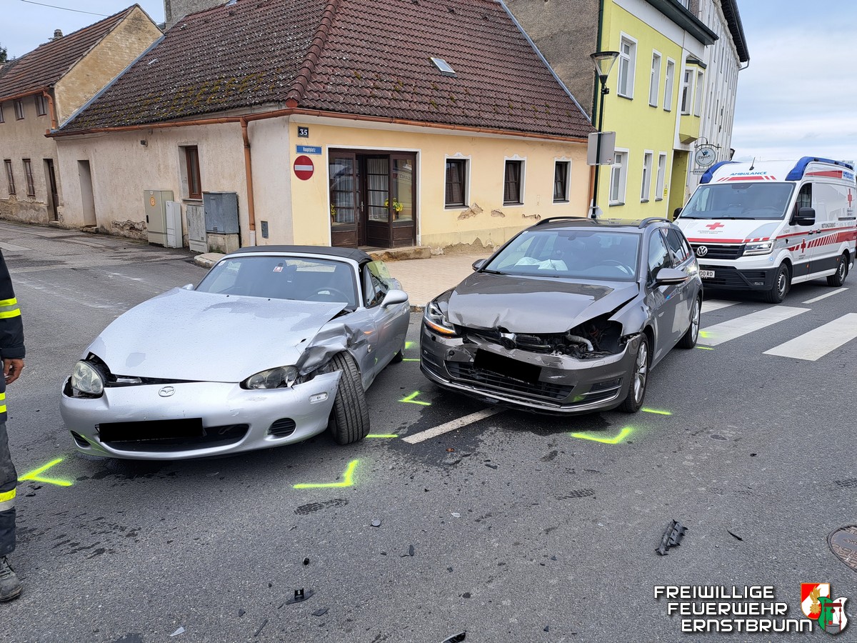 Bergung zweier PKWs nach Verkehrsunfall