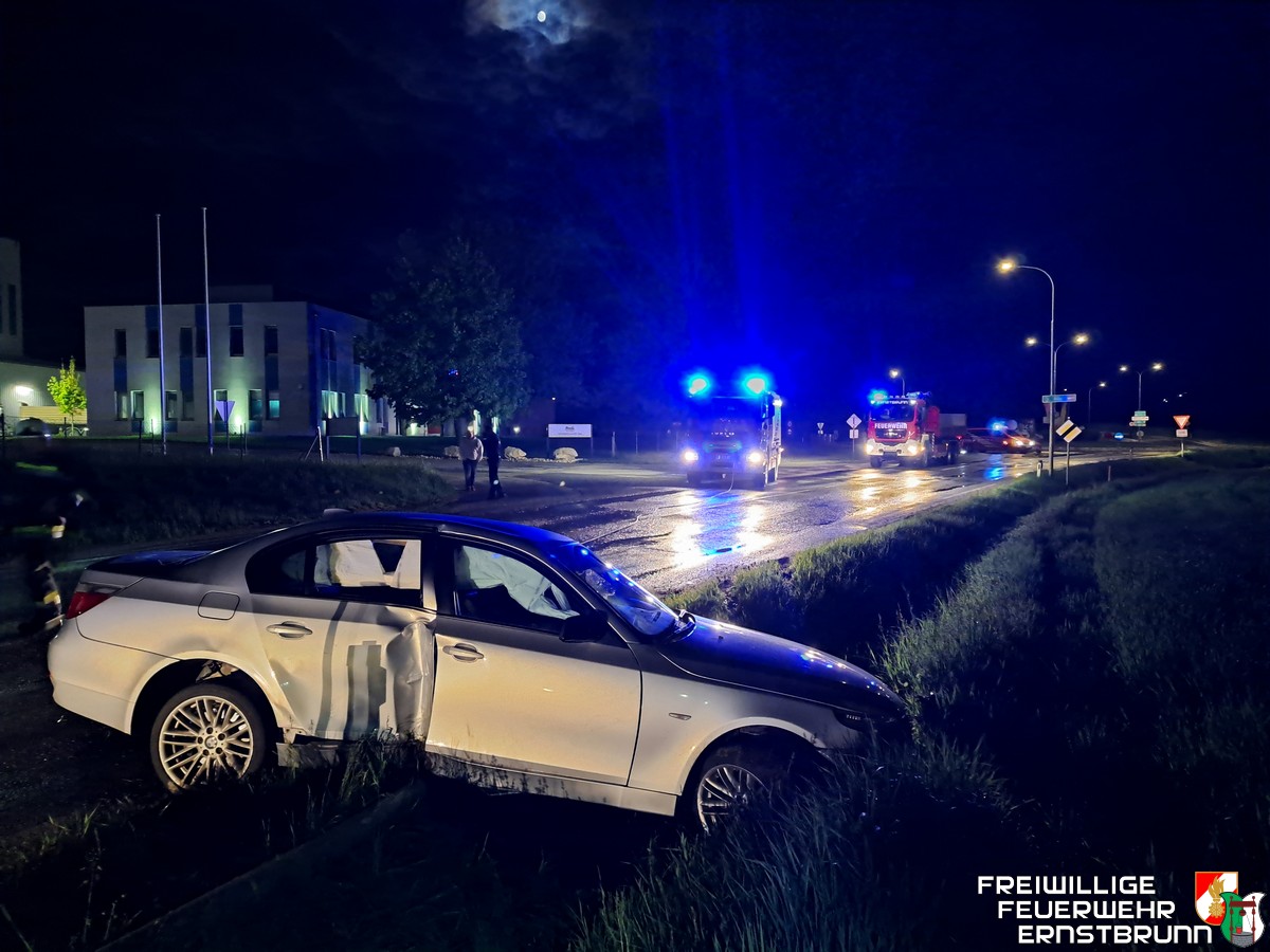 PKW gegen Straßenlaterne