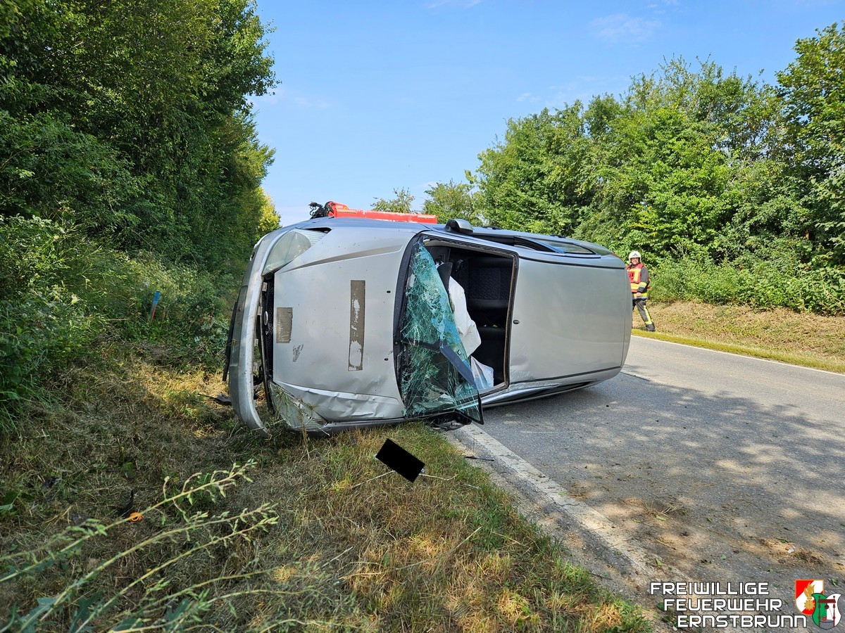 Menschenrettung nach Fahrzeugüberschlag