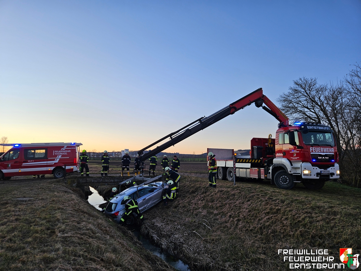 Pkw-Bergung aus dem Gebmannsbach