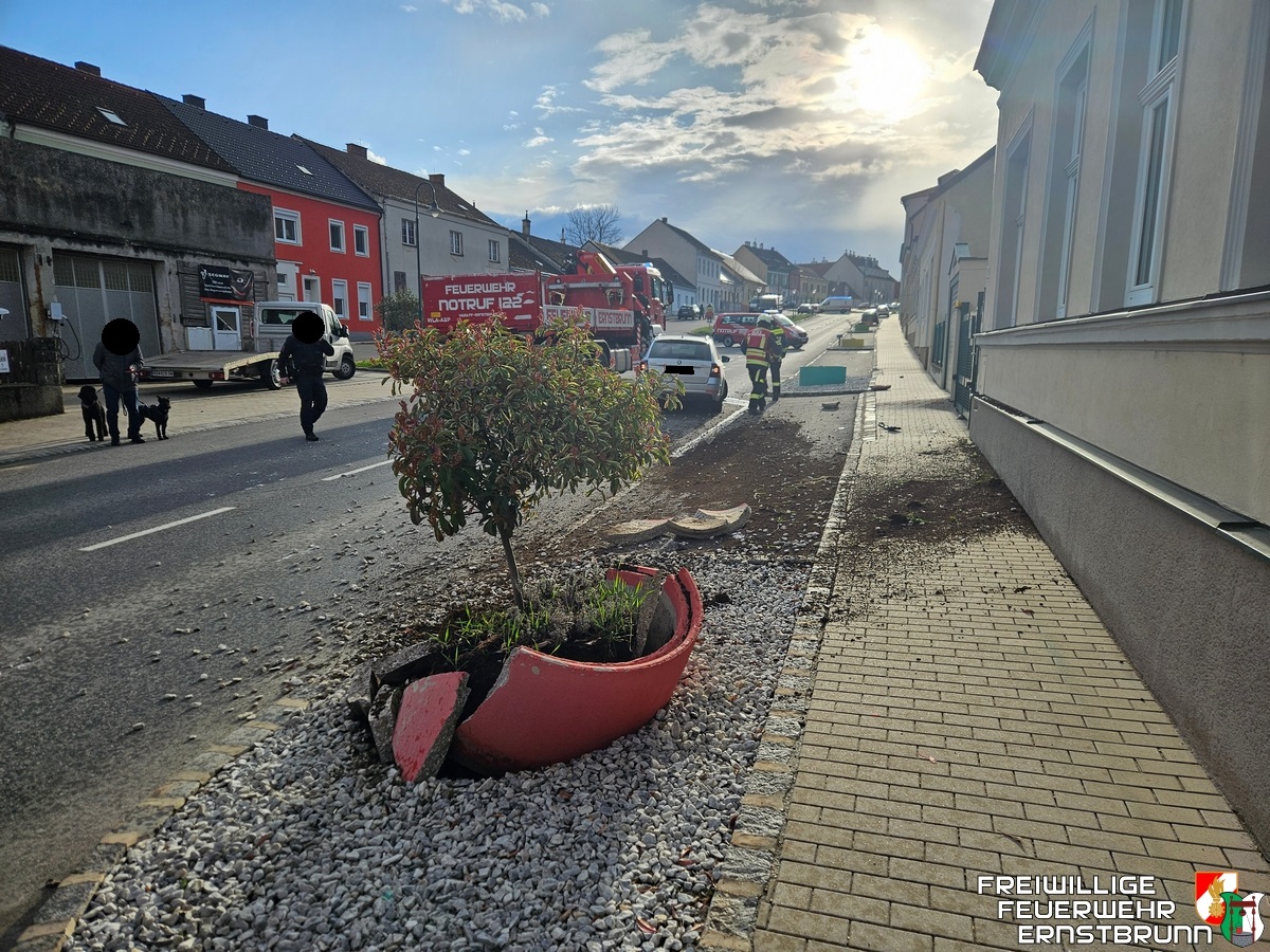 Fahrzeugbergung nach Kollision mit Betonring