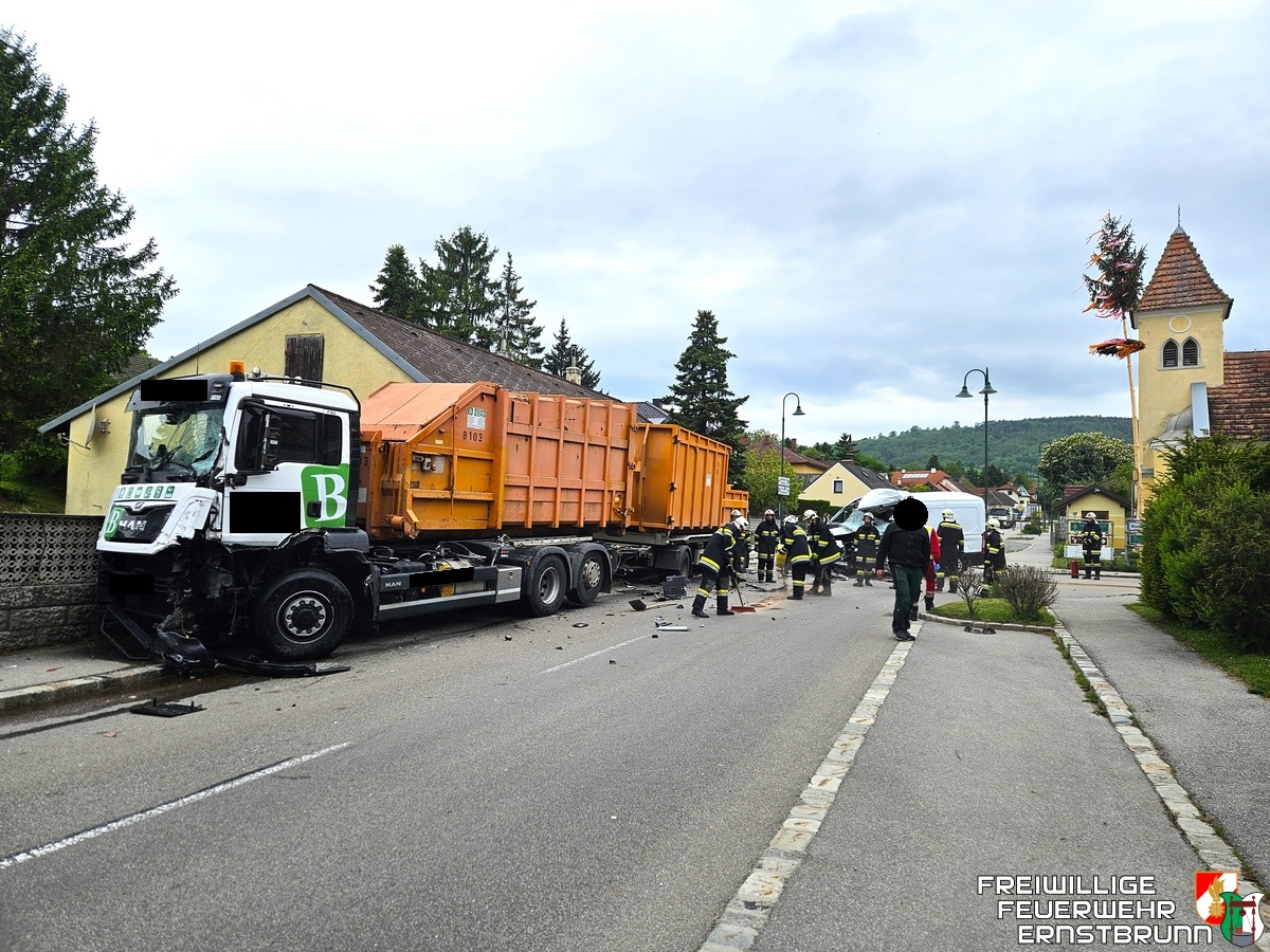 Schwerer Verkehrsunfall auf der B6 in Nodendorf