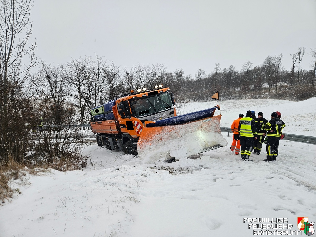 Bergung eines Winterdienstfahrzeuges in Nursch