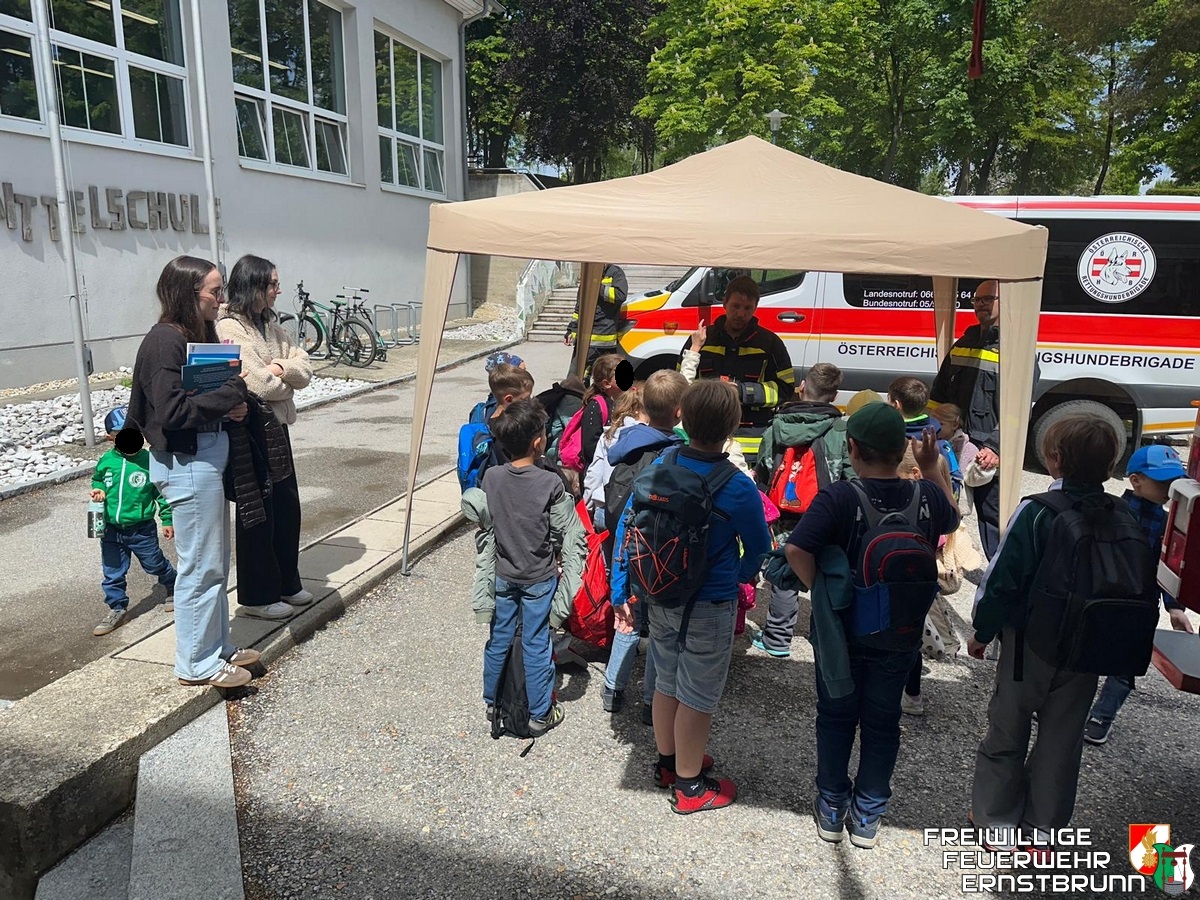 Blaulichttag in der Volksschule Ernstbrunn
