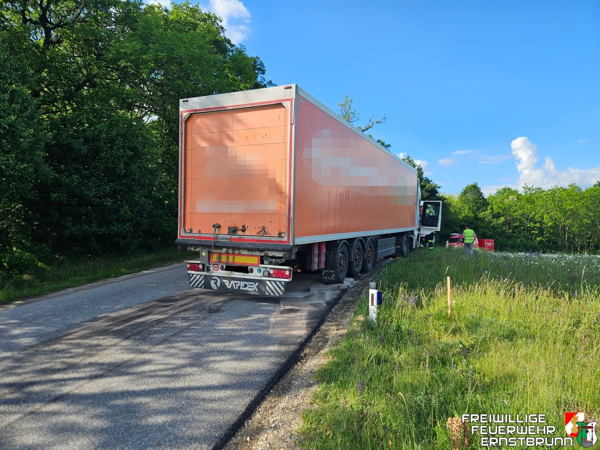 Defekter Sattelschlepper auf Umleitungsstrecke geborgen