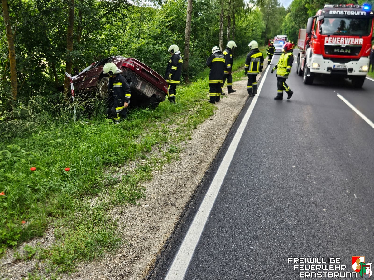 PKW-Bergung nach Verkehrsunfall im Ernstbrunner Wald